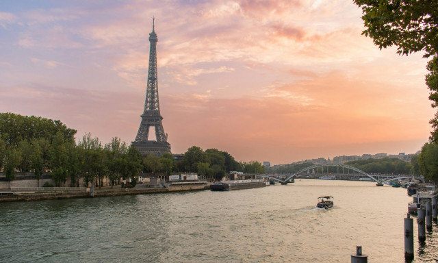 Ο Σηκουάνας «δροσίζει» το Παρίσι: Το ευφυές σύστημα ψύξης που χρησιμοποιεί τα νερά του ποταμού