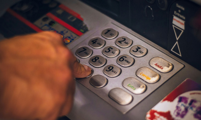 «Εγκαίνια» για τις μηδενικές τραπεζικές προμήθειες: Σε εφαρμογή από σήμερα το μέτρο