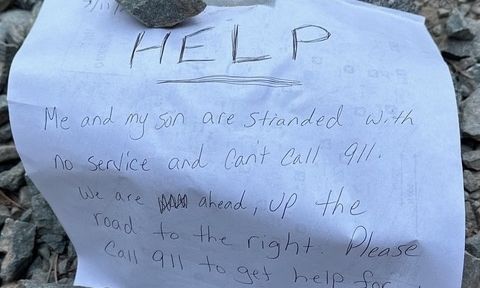 ΗΠΑ: Μητέρα και γιος διασώθηκαν μετά από 24 ώρες χάρη σε «μονοπάτι» από χειρόγραφες σημειώσεις