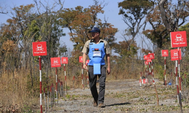 Ο Χάρι στα χνάρια της Νταΐάνα: Περπάτησε μέσα σε ναρκοπέδιο στην Αγκόλα 28 χρόνια μετά τη μητέρα του