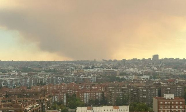 Mαδρίτη: «Πνίγηκε» από γιγάντιο σύννεφο καπνού - Στο έλεος καταστροφικών πυρκαγιών η Ισπανία