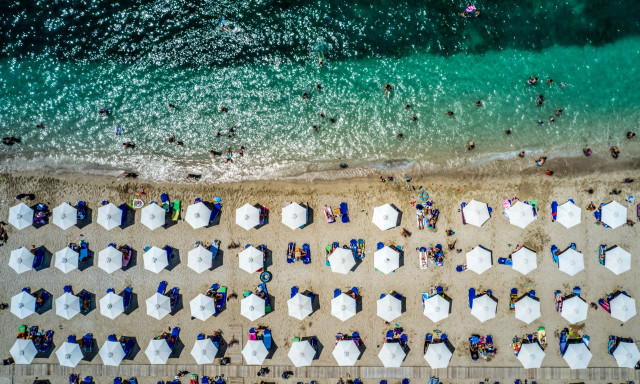 Ελληνικές παραλίες: Καταιγισμός καταγγελιών για παραβάσεις - Ξηλώθηκε beach bar στη Χαλκιδική