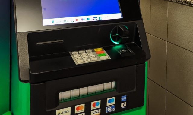 ΑΤΜ: Δεν υπάρχει περίπτωση για χρεώσεις δύο ταχυτήτων, απαντά η κυβέρνηση