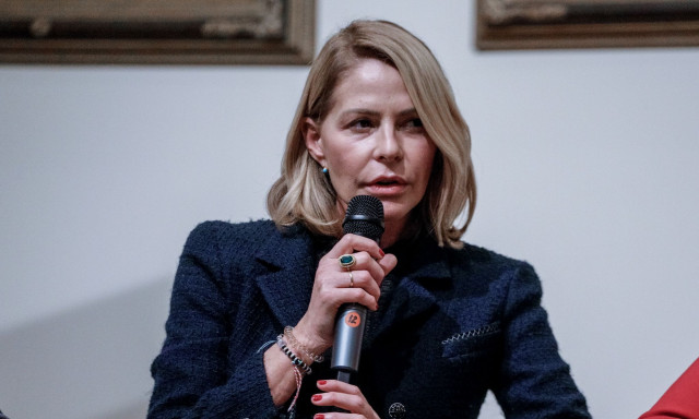 Τζένη Μπαλατσινού: Στην Πάτμο με τον γιο της - Η βόλτα στο μποστάνι τους