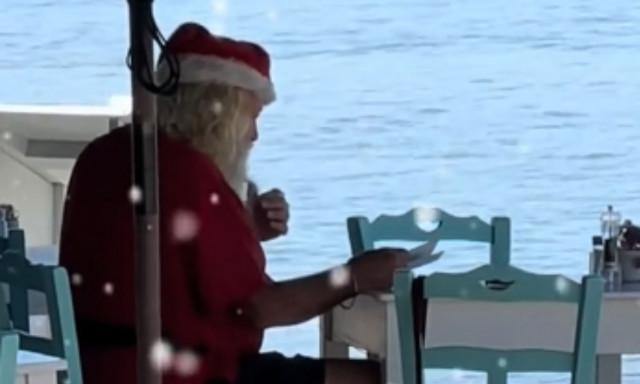 Ο Άγιος Βασίλης κάνει τις διακοπές του... στη Νάξο - Ατάραχος και κεφάτος - Βίντεο