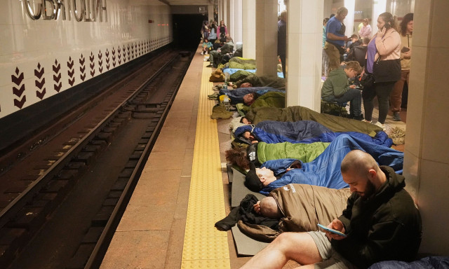 Άγρυπνοι μέσα στους σταθμούς του Μετρό: Πώς οι κάτοικοι του Κιέβου αντιμετωπίζουν τους βομβαρδισμούς