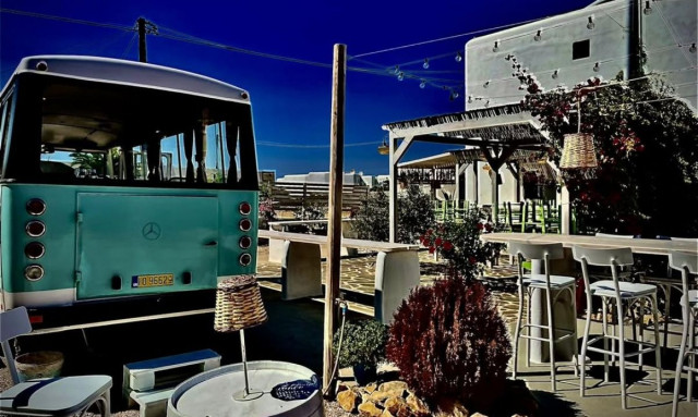 «Όπου Υπάρχει Ελλάδα»: Το ιστορικό λεωφορείο της Φολεγάνδρου που έγινε εστιατόριο