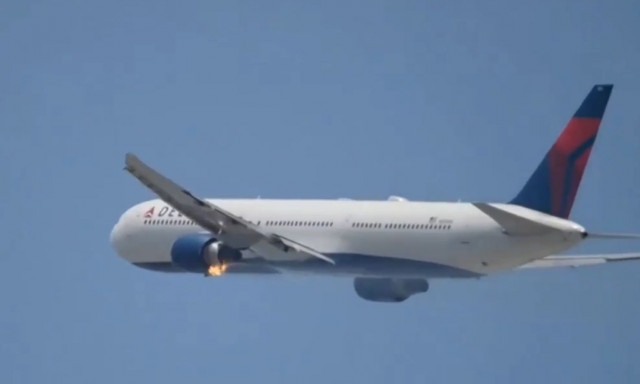 Αεροπλάνο στο Λος Άντζελες έπιασε φωτιά κατά τη διάρκεια απογείωσης - Δείτε βίντεο