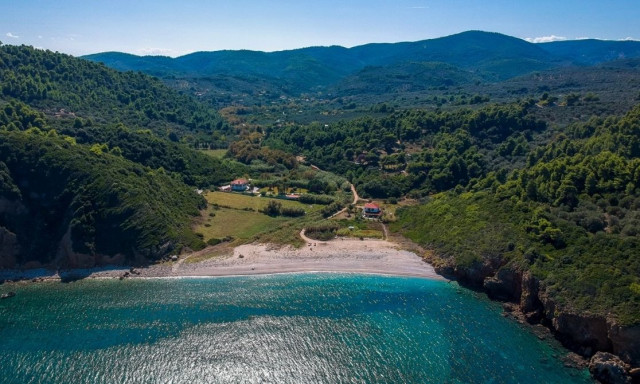 Αυτή είναι η εναλλακτική παραλία της Μαγνησίας με τα υπόγεια ρέματα