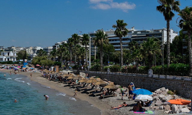 Καύσωνας: Κοσμοπλημμύρα στις παραλίες της Αττικής - Δυσεύρετες οι ξαπλώστρες - Βίντεο
