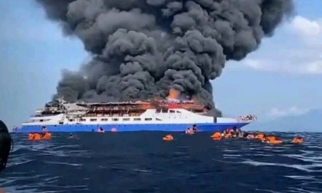 Τρόμος στην Ινδονησία: Ξέσπασε φωτιά σε πλοίο, οι 280 επιβάτες έπεσαν στη θάλασσα - Δείτε βίντεο