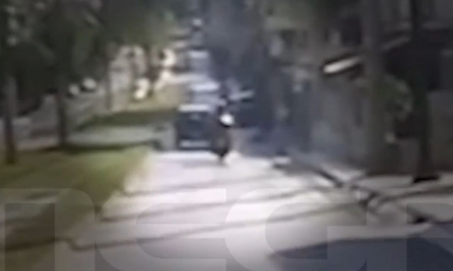 Καρέ καρέ η παράσυρση μοτοσικλετιστή από αυτοκίνητο στο Παλαιό Φάληρο – Βίντεο ντοκουμέντο