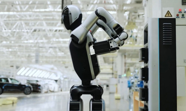 Είναι γεγονός: Το πρώτο ρομπότ που αλλάζει τις μπαταρίες του μόνο του – Δείτε βίντεο