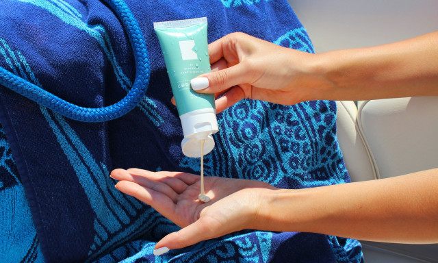 Πάτε παραλία; Βάλτε αντηλιακό μαζί με εντομοαπωθητικό και θα εντυπωσιαστείτε