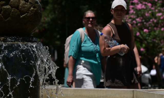 Καιρός: Στη δίνη του καύσωνα η χώρα μέχρι και την Κυριακή - «Καμπανάκι» για 4 περιοχές αύριο (22/7)