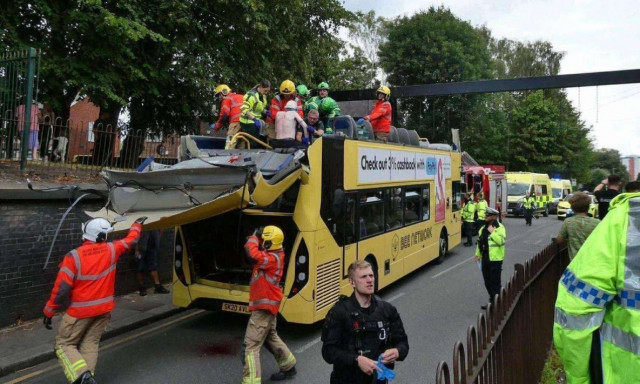 Μάντσεστερ: Σύγκρουση διώροφου λεωφορείου σε γέφυρα - 15 τραυματίες
