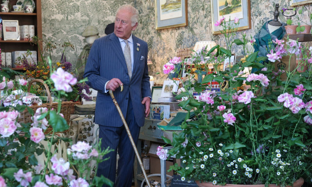 Εγκαταλείπουν τον βασιλιά Κάρολο οι κηπουροί του - Παραιτήθηκαν οι 11 από τους 12 για τον ίδιο λόγο