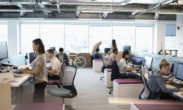 Αντίο στη σωματική επαφή: Ο «νόμος περί απαγόρευσης του αγγίγματος» τίθεται σε ισχύ στη Νέα Υόρκη