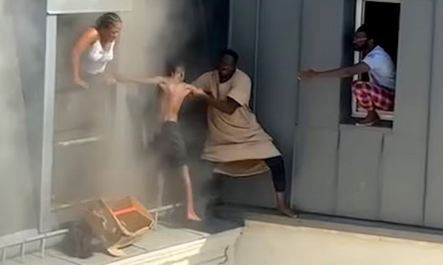 Παρίσι: 39χρονος ήρωας έσωσε 6 ανθρώπους από φλεγόμενο σπίτι στον 6ο όροφο - Συγκλονιστικό βίντεο