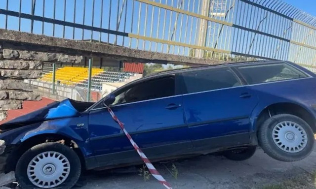 Ηγουμενίτσα: Αυτοκίνητο με 7 μετανάστες «καρφώθηκε» σε μάντρα γηπέδου έπειτα από καταδίωξη