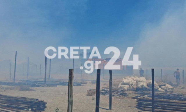 Φωτιά στην Ιεράπετρα – Υπό έλεγχο το μέτωπο, κάηκαν θερμοκήπια και μία αποθήκη