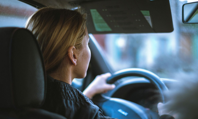 Τρόμος για γυναίκα οδηγό στη Λάρισα – Δέχτηκε άγνωστο αντικείμενο που ράγισε το παρμπρίζ της