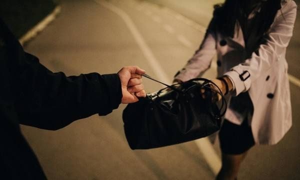 Βίντεο της Ελληνικής Αστυνομίας: Πέντε τρόποι για να πέσεις θύμα κλοπής