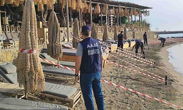 Ανάβυσσος: Δύο συλλήψεις για παράνομη κατάληψη παραλίας