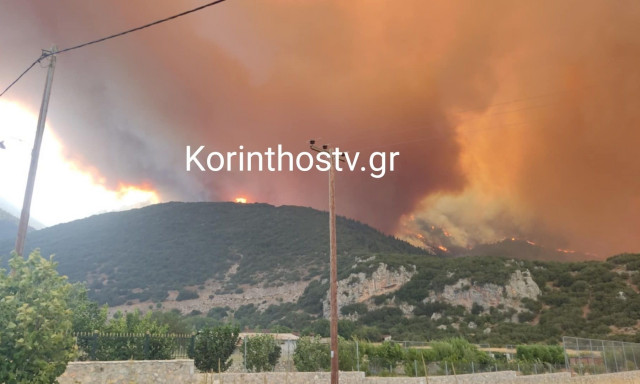 Φωτιά στην Κορινθία: Μάχη με τις φλόγες δίνει η Πυροσβεστική - Live εικόνα από το πύρινο μέτωπο