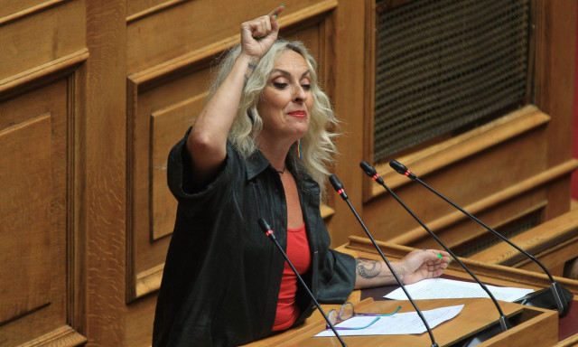 Άφωνοι στη Βουλή: Η Τζώρτζια τραγούδησε από το βήμα Βιτάλη- Χειροκροτήθηκε - Δείτε το βίντεο