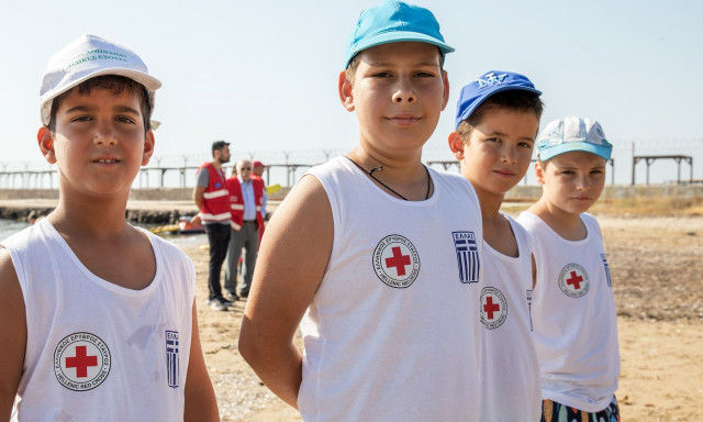 Ερυθρός Σταυρός: Ενημέρωσε τα παιδιά της κατασκήνωσης του Δήμου Αθηναίων για την ασφαλή κολύμβηση