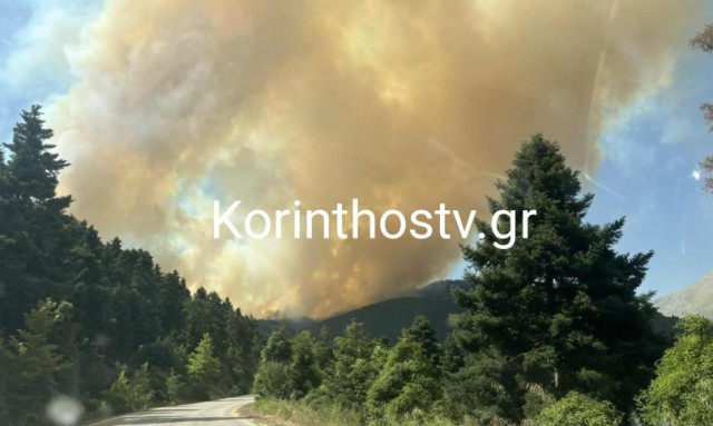 Σε εξέλιξη η φωτιά στον Φενεό Κορινθίας - Ήχησε 112 για εκκένωση στην Καστανιά - Βίντεο