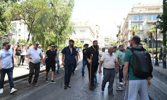 Κτηνοτρόφοι με ντουντούκες έξω από το Μέγαρο Μαξίμου - Τι ζητούν από τον πρωθυπουργό