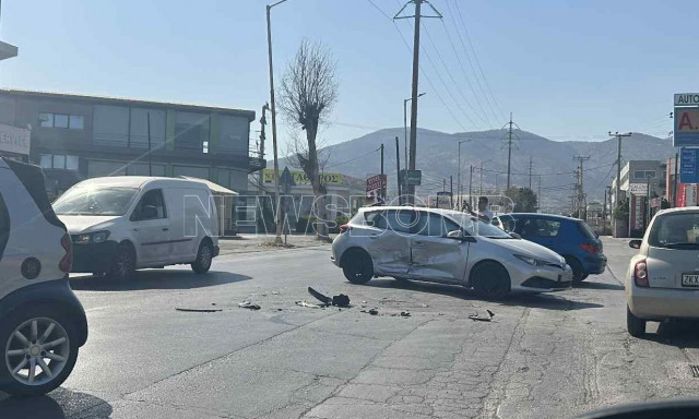 Τροχαίο στις Αχαρνές: Σύγκρουση οχημάτων στη Λεωφόρο Καραμανλή