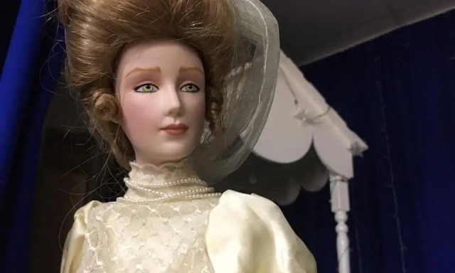 «Ζηλιάρα» στοιχειωμένη κούκλα επιτίθεται στη σύντροφο του ιδιοκτήτη της