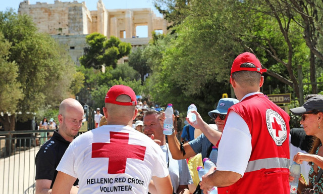 Ο Ελληνικός Ερυθρός Σταυρός διένειμε 5.000 μπουκάλια εμφιαλωμένο νερό  στους επισκέπτες της Ακρόπολη