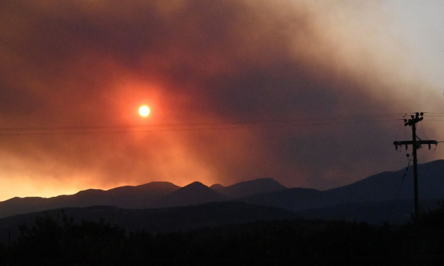Φενεό Κορινθίας: Χωρίς ενεργό μέτωπο η φωτιά σε δασική έκταση - Στο νοσοκομείο δύο πυροσβέστες