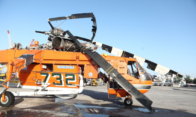 Ελευσίνα: Εικόνες από την επιχείρηση ανέλκυσης του ελικοπτέρου που προσθαλασσώθηκε