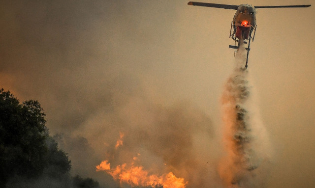 Φωτιά στον Φενεό Κορινθίας: Σε ύφεση η μεγάλη πυρκαγιά - Εκκενώθηκαν περιοχές, ζημιές σε σπίτια