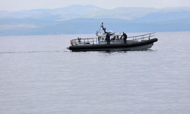 Σκάφος προσέκρουσε σε βραχονησίδα κοντά στην Ύδρα - Επιχείρηση διάσωσης των επιβατών