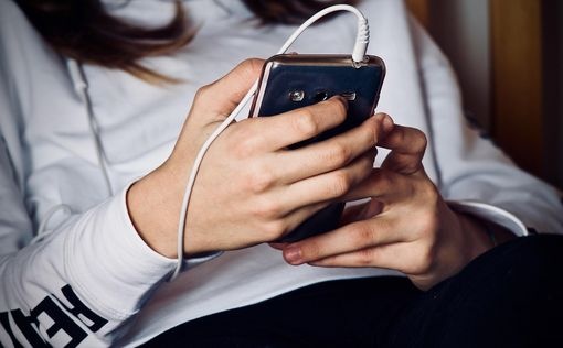 Πότε τα κινητά τηλέφωνα μας παρακολουθούν - Όσα πρέπει να ξέρετε