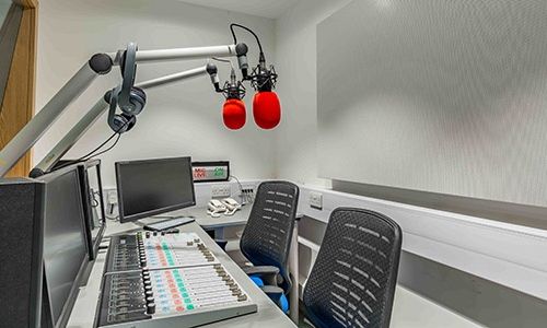 ΗΠΑ: Παραιτήθηκε η διευθύντρια ειδήσεων της δημόσιας ραδιοφωνίας, έπειτα από αυξανόμενη πίεση Τραμπ