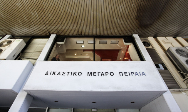 Ομάδα Ρομά προπηλάκισε άγρια δικαστή έξω από τα δικαστήρια του Πειραιά