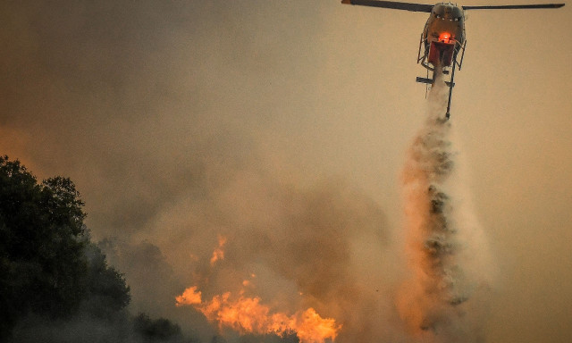Λεμεσός: Ανεξέλεγκτη η φωτιά στη Μαλιά - Εκκενώνονται χωριά και κατασκηνώσεις - Καίγονται σπίτια