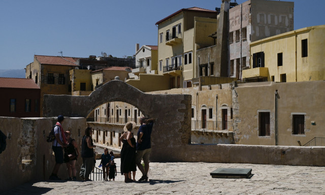 Καιρός: Ξεπέρασε τους 40℃ ο υδράργυρος σε Χανιά, Μυστρά, Σπάρτη πριν από τις 12:00