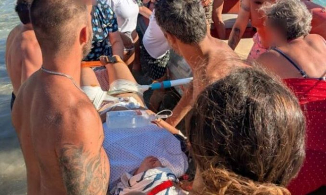 Δονούσα: Ομπρέλα παρασύρθηκε από τον άνεμο και καρφώθηκε στους μηρούς λουόμενης