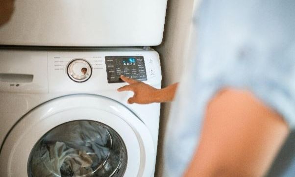 Πλυντήριο ρούχων: Ο μυστικός διακόπτης έκτακτης ανάγκης - Σχεδόν κανείς δεν το γνωρίζει