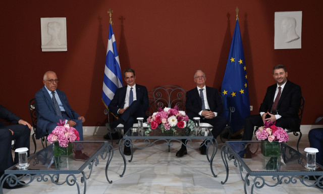 «Παγωμένο» το κλίμα στο Προεδρικό Μέγαρο παρά τον... καύσωνα