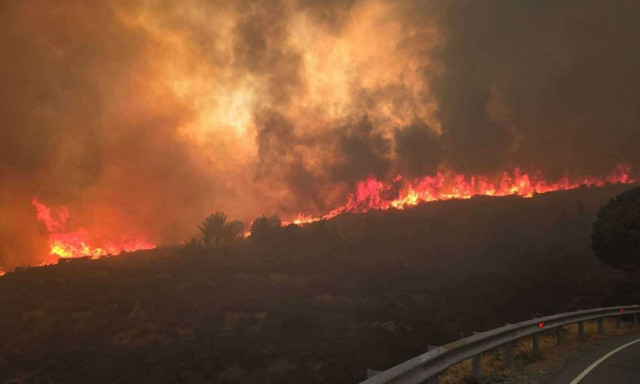 Πυρκαγιές: Παραμένουν ενεργά μέτωπα σε Καρπενήσι και Καστοριά