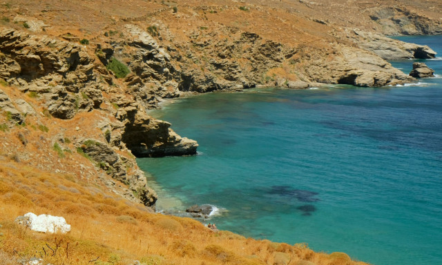 Άνδρος: Οι «θησαυροί» του νησιού για να απολαύσετε το μπάνιο σας